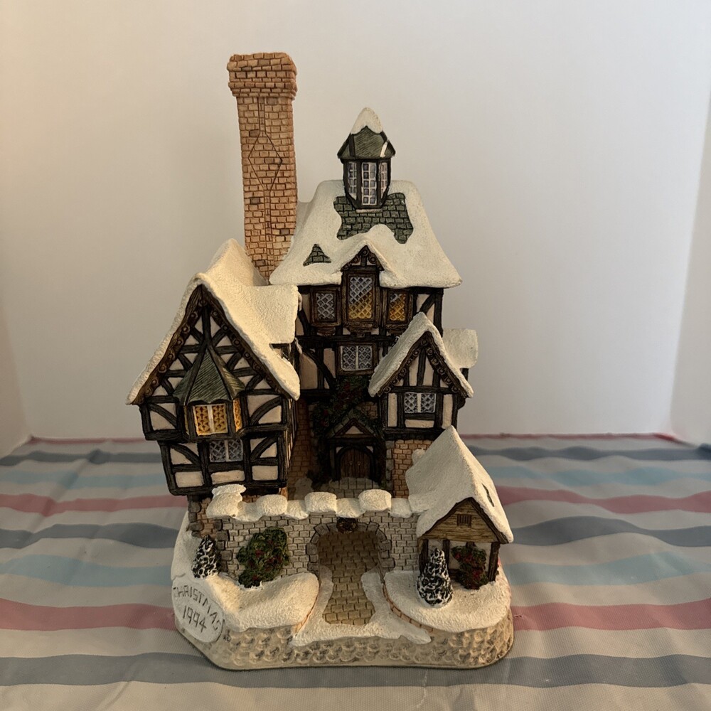 David Winter Cottages “The Scrooge Family Home” 1994 Christmas